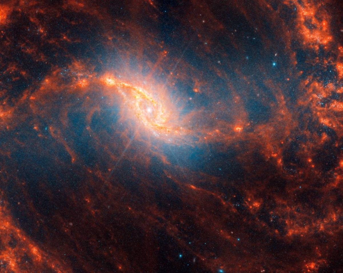 Visões de Webb e Hubble da galáxia espiral NGC 1365 