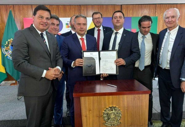 Governador do Paraná, Ratinho Filho, e o ministro dos Transportes, Renan Filho, assinam  termos de concessão de rodovias no Paraná