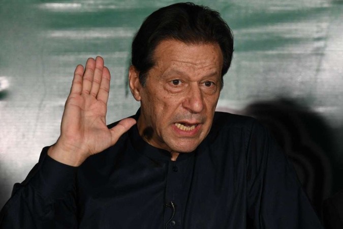  (FILES) Former Pakistan's Prime Minister Imran Khan speaks to media representatives at his residence in Lahore on May 18, 2023. Former Pakistan prime minister Imran Khan was sentenced to 10 years in prison on January 30, 2024, less than two weeks before the country votes in an election his party has been hamstrung from contesting. (Photo by Arif ALI / AFP)
       -  (crédito: Arif ALI / AFP)