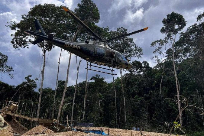 Helicóptero do Ibama sobrevoa garimpo na reserva ianomâmi: apesar das ações do governo, mineração ilegal ainda ameaça a floresta e as comunidades -  (crédito:  ALAN CHAVES)