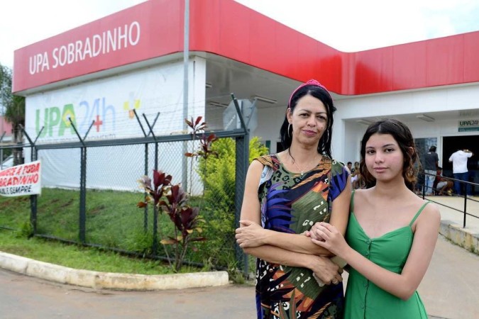 Diana Souza, 44, levou a filha Maria Clara, 14, na UPA de Sobradinho 2. Adolescente teve febre de 40 graus, dores e manchas na pele   -  (crédito:  Marcelo Ferreira/CB)