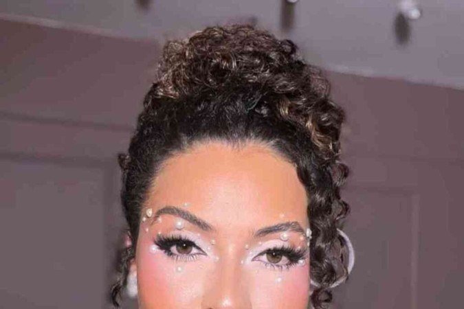 O uso de pedrarias e lantejoulas é sempre uma ótima opção para dar mais brilho e informação para a make de carnaval