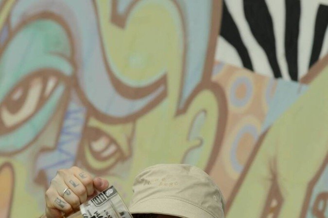 Combinadas com acessórios chamativos, roupas estampadas proporcionam 
um look divertido