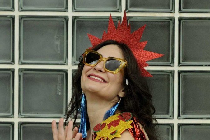 As ombreiras estão em alta para o carnaval deste ano e podem ser produzidas em casa com diferentes materiais