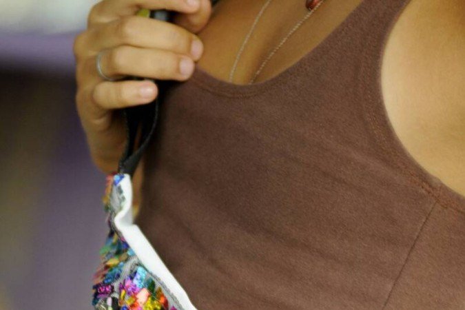 Item essencial para compor o look carnavalesco, a pochete pode ser de grande ajuda durante a festa