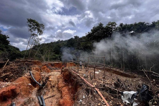 A Justiça Federal em Roraima determinou um prazo de 30 dias para a União apresentar um novo plano de ações contra o garimpo ilegal na terra indígena Yanomami -  (crédito: ALAN CHAVES / AFP)