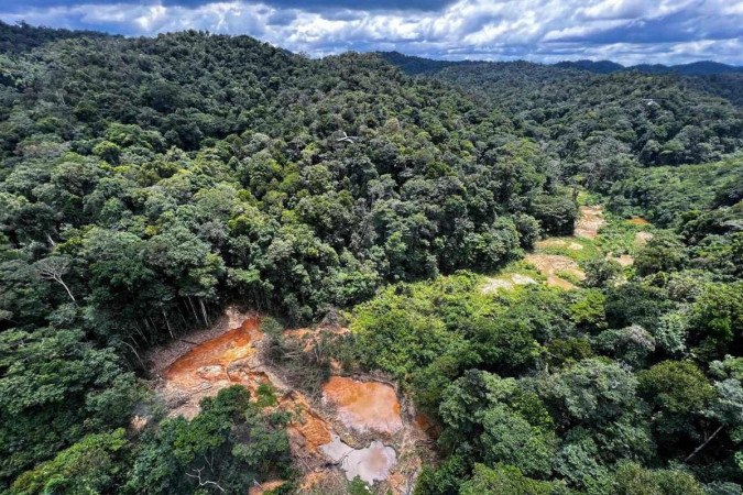  Aerial picture showing an illegal mining camp, known as garimpo, during an operation by the Brazilian Institute of Environment and Renewable Natural Resources (IBAMA) against Amazon deforestation at the Yanomami territory in Roraima State, Brazil, on February 24, 2023. In early February Brazil deployed hundreds of police and soldiers to evict gold miners accused of causing a humanitarian crisis on the Yanomami Indigenous reservation, as thousands of the illegal miners fled. Justice Minister Flavio Dino said authorities estimate at least 15,000 people have illegally invaded the protected Amazon rainforest reservation, where Indigenous leaders accuse gold miners of raping and killing inhabitants, poisoning their water with mercury and triggering a food crisis by destroying the forest. (Photo by ALAN CHAVES / AFP)
      Caption  -  (crédito:  ALAN CHAVES)