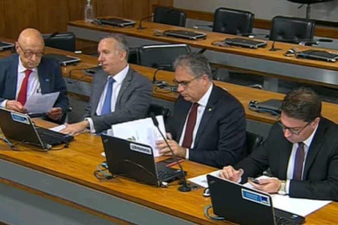 Ramagem (na ponta direita) em reunião da Ccai, ao lado dos deputados Carlos Zarattini (PT-SP) e Aguinaldo Ribeiro (PP-PB) e do senador Espiridião Amin (PP-SC) -  (crédito: Ccai/Divulgação)