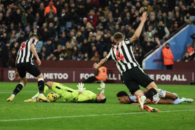 Schar pega a sobra e faz seu segundo gol na vitória do Newcastle sobre o Aston Villa  -  (crédito: Foto: Adrian Dennis/AFP via Getty Images)
