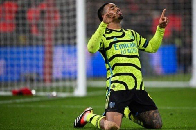 Jogadores de Nottingham Forest e Arsenal em disputa de bola na 22Âª rodada da Premier League - Foto: Paul Eellis/AFP via Getty Images -  (crédito: Foto: Paul Eellis/AFP via Getty Images)