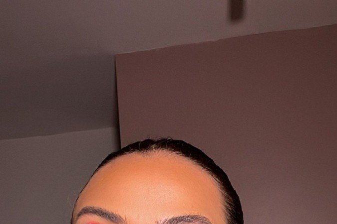 As preparações simples da pele e da boca podem funcionar muito bem em contraste com olhos coloridos e chamativos 