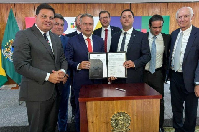 Governador do Paraná, Ratinho Filho, e o ministro dos Transportes, Renan Filho, assinam  termos de concessão de rodovias no Paraná