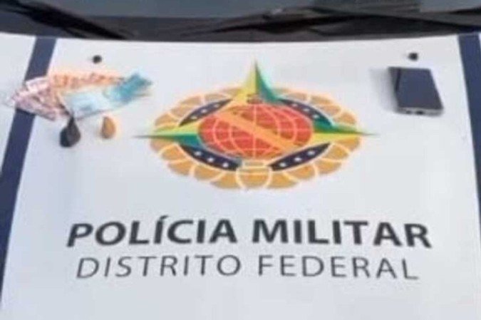 Operação prende dupla com porções de droga e dinheiro no Núcleo Bandeirante 
 -  (crédito: Divulgação/PMDF)