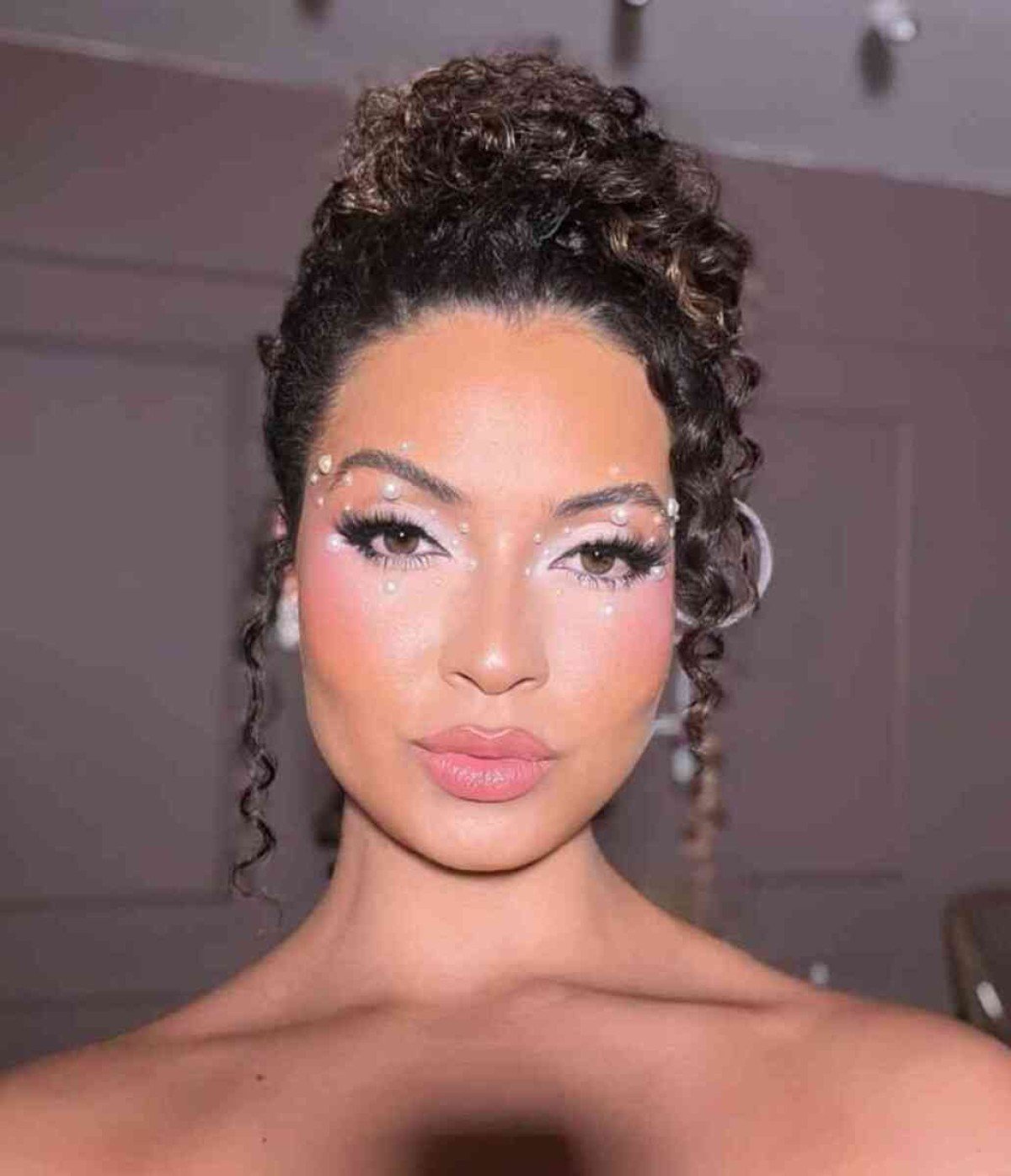 O uso de pedrarias e lantejoulas é sempre uma ótima opção para dar mais brilho e informação para a make de carnaval.