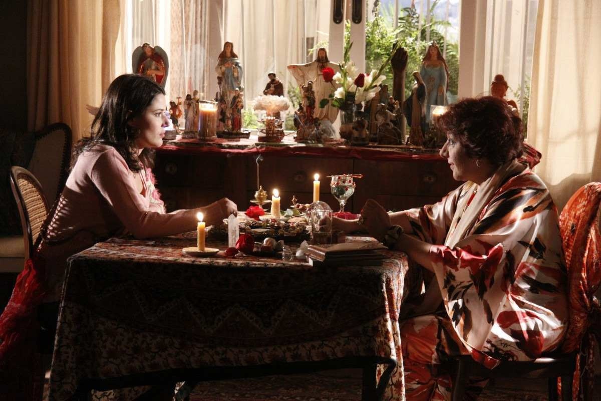 Cena da novela Escrito nas estrelas em que Gilda (Jandira Martini) revela que Luciana (Manuela do Monte) é adotada