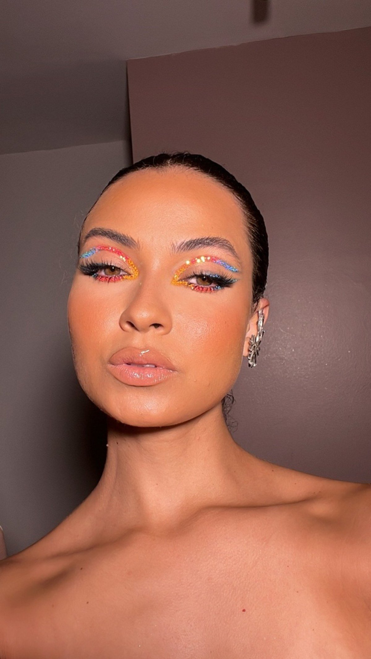 as preparações simples da pele e da boca podem funcionar muito bem em contraste com olhos coloridos e chamativos 