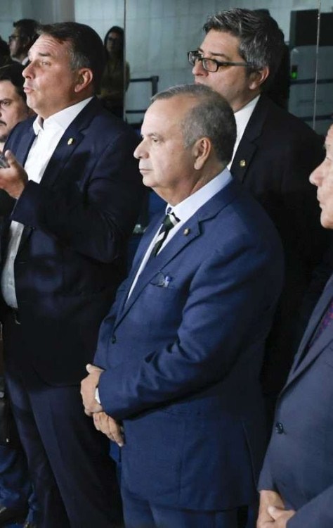 Flávio Bolsonaro com outros senadores após a reunião: ele disse que a oposição está sendo vítima de perseguição -  (crédito:  Edilson Rodrigues/Agencia Senado)
