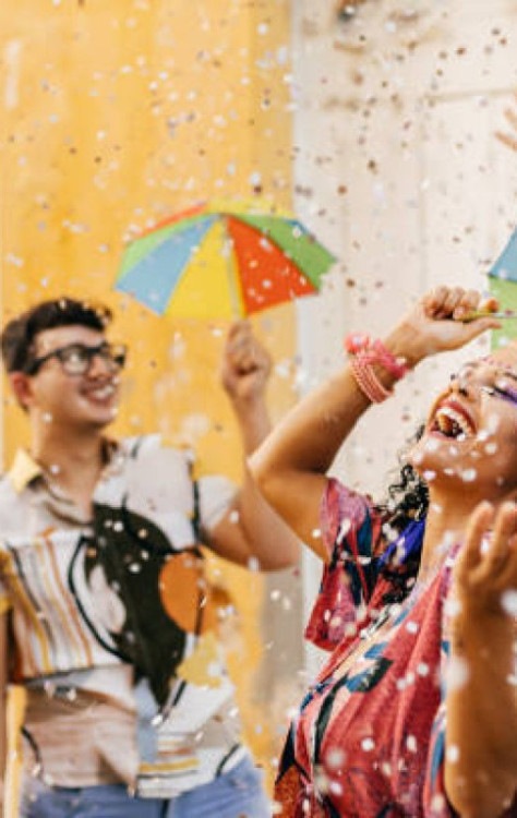  Brazilian Carnival. Group of friends celebrating carnival party
     -  (crédito:  Getty Images)