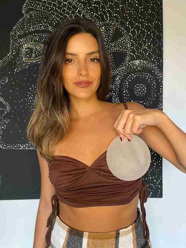 Camila Nilce com sua antiga prótese