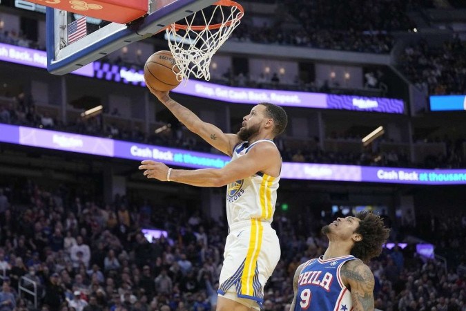 Com 37 pontos, oito rebotes e sete assistências, Curry foi o destaque do grande duelo da noite -  (crédito: Thearon W. Henderson / AFP)