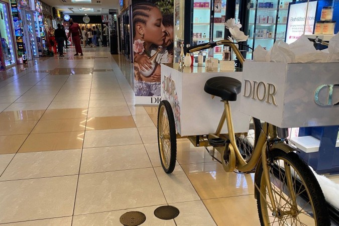 Marcas de luxo vendidas em shopping center de Georgetown, na Guiana. Dinheiro do petróleo transformou economia do país numa das que mais crescem no mundo -  (crédito: Leandro Prazeres/BBC News Brasil)