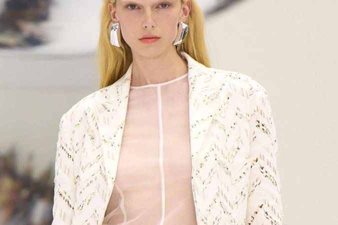 Alex Consani desfilando na Semana de Moda de Milão. A modelo é um símbolo dessa volta de corpos mais magros e com seios menores às passarelas