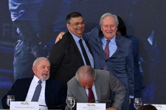Observado pelo presidente Lula, Flávio Dino deseja boa sorte ao sucessor Lewandowsky na pasta da Justiça e apresenta resultados da sua gestão  -  (crédito:  Isaac Amorim/MJSP)
