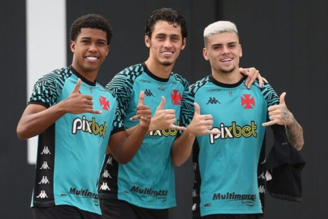 Marlon Gomes e Gabriel Pec (camisa11) asseguraram R$ 113 milhões a mais ao cofres do Vasco -  (crédito: Matheus Lima/Vasco)