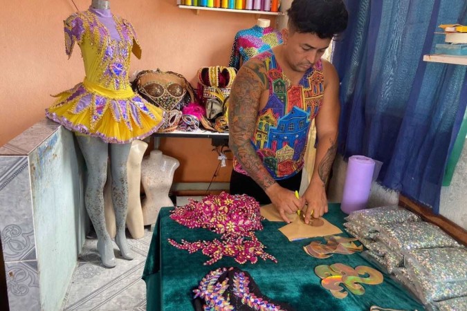 O estilista da cultura pernambucana, Elvis Ferreira, é referência em indumentárias de carnaval.