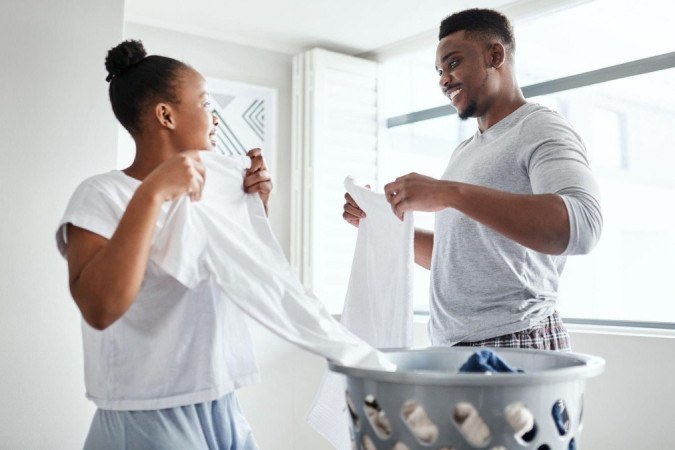 Em todo o mundo, mulheres gastam em média três vezes mais tempo do que os homens com o trabalho doméstico -  (crédito: Getty)