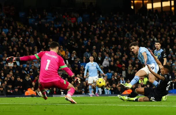 Momento do segundo gol marcado por Julián Álvarez na vitória do City sobre o Burnley - Foto: Darren Staples/AFP via Getty Images - (crédito: Foto: Darren Staples/AFP via Getty Images) Momento do segundo gol marcado por Julián Álvarez na vitória do City sobre o Burnley - Foto: Darren Staples/AFP via Getty Images - (crédito: Foto: Darren Staples/AFP via Getty Images)
