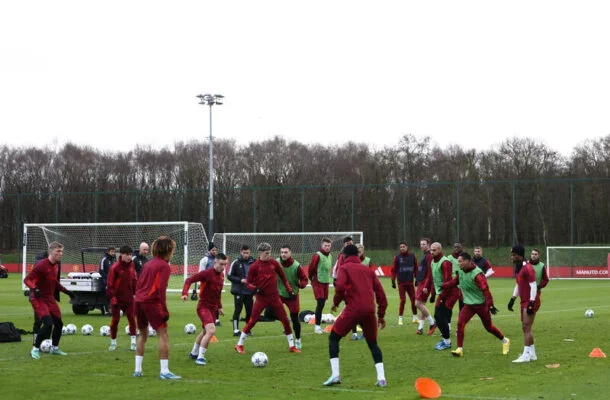 Jogadores do Manchester United durante treinamento da equipe - Foto: Darren Staples/AFP via Getty Images -  (crédito: Foto: Darren Staples/AFP via Getty Images)