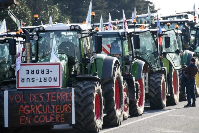 Agricultores franceses participam de protesto de bloqueio de estrada       -  (crédito: SEBASTIEN SALOM-GOMIS / AFP)