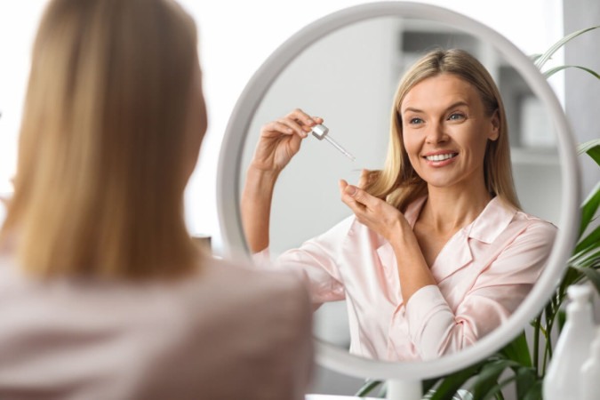 Ao descolorir os fios, alguns cuidados são importantes para garantir a saúde do cabelo (Imagem: Prostock-studio | Shutterstock) -  (crédito: EdiCase - Beleza -> Revista)