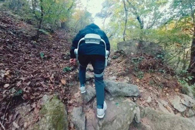 Com cerca de 2 quilos, a máquina pode ser vestida em menos de 10 segundos por um adulto. 