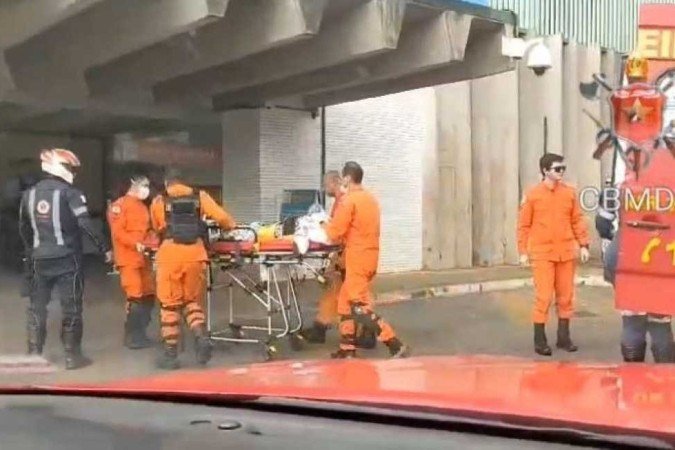 Momento em que o bebê é levado ao hospital - (crédito: Divulgação/CBMDF) Momento em que o bebê é levado ao hospital - (crédito: Divulgação/CBMDF)