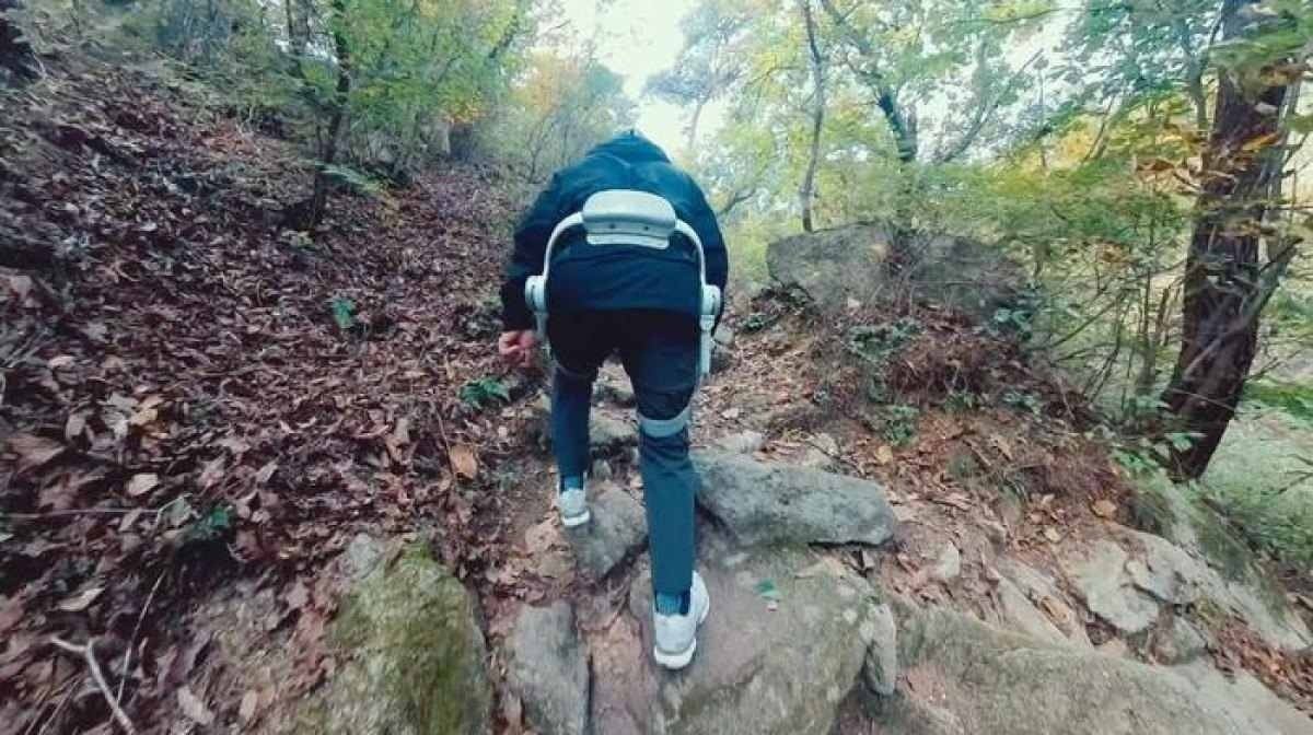 Um homem de 65 anos sobe com sucesso ao topo do Monte Yongbong na montanha Bukhansan usando um robô vestível e suporte muscular.