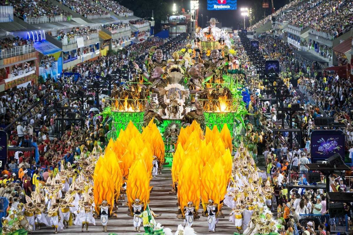 Gastos dos turistas no carnaval devem aumentar em reais e em dólares