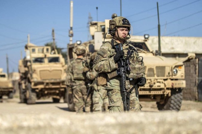Soldados norte-americanos patrulham área na cidade de Tal Hamis, na província de Hasakeh, no nordeste da Síria        -  (crédito: Delil Souleiman/AFP)