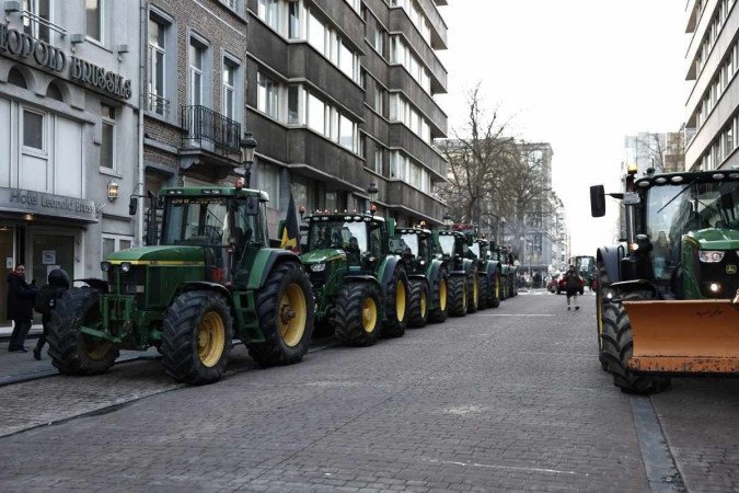 Tratores estacionados numa rua perto do Parlamento Europeu, em Bruxelas, no dia 1 de fevereiro enquanto os agricultores protestam para exigir rendimentos mais elevados, menos burocracia e proteção contra a concorrência estrangeira -  (crédito: Sameer Al-Doumy / AFP)