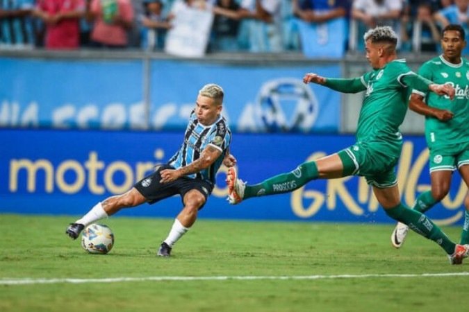 Soteldo era o grande destaque do Grêmio até sentir o editor da coxa esquerda e sair de maca - (crédito: Foto: Lucas Uebel/Grêmio) Soteldo era o grande destaque do Grêmio até sentir o editor da coxa esquerda e sair de maca - (crédito: Foto: Lucas Uebel/Grêmio)