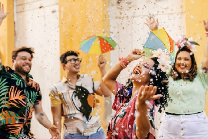  Brazilian Carnival. Group of friends celebrating carnival party
     -  (crédito:  Getty Images)