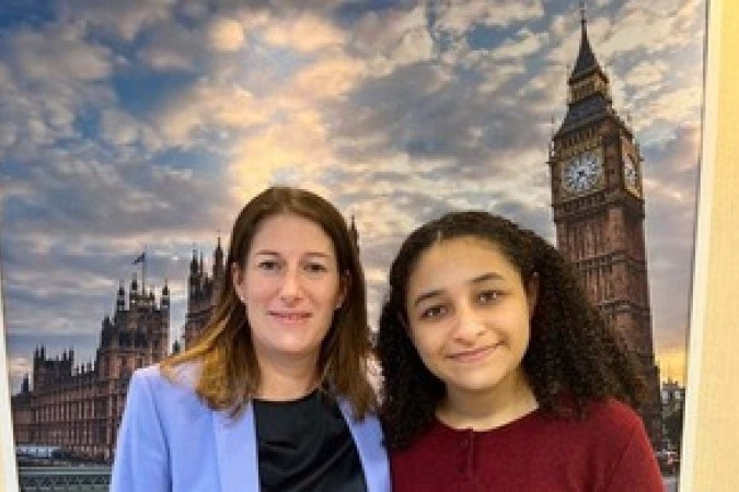 Vencedora da edição do concurso de 2023, Laila Paiva, com a Embaixadora do Reino Unido, Stephanie Al-Qaq -  (crédito: Divulgação: GOV.UK)