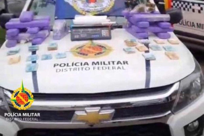 Polícia apreende tabletes de maconha e R$30 mil em dinheiro. -  (crédito:  PMDF/Divulgação)