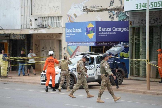 Policiais e bombeiros isolam área onde homem mantém reféns - (crédito: Minervino Júnior/CB/D.A Press) Policiais e bombeiros isolam área onde homem mantém reféns - (crédito: Minervino Júnior/CB/D.A Press)