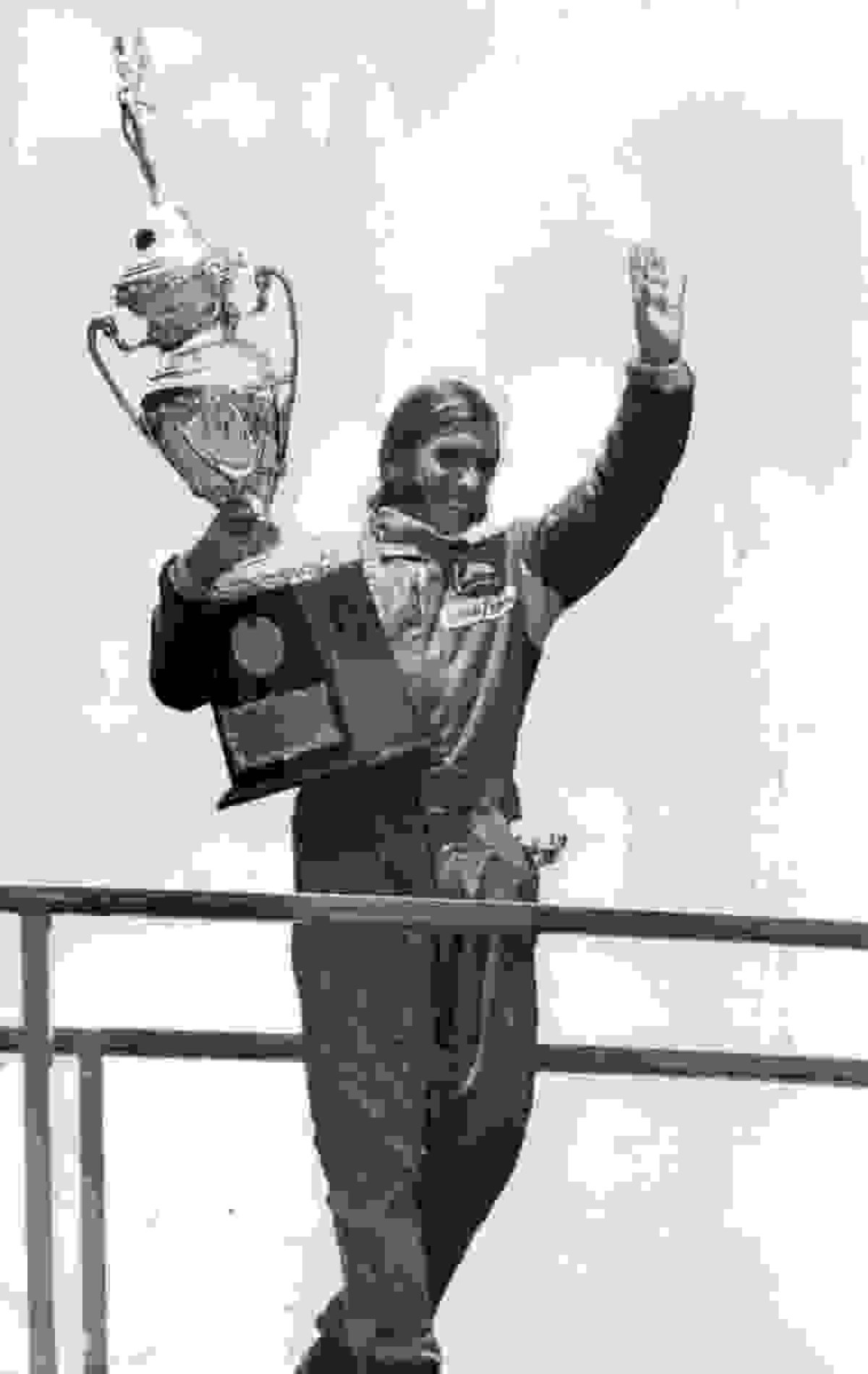 03/02/1974. Credito: Claudio/CB/D.A Press. Brasil. Brasilia - DF. O piloto Emerson Fittipaldi vence a corrida durante a inauguracao do Autodromo de Braslia. CB, 06/02/1974. Segundo caderno, capa; CB, Neg.: F 4662
