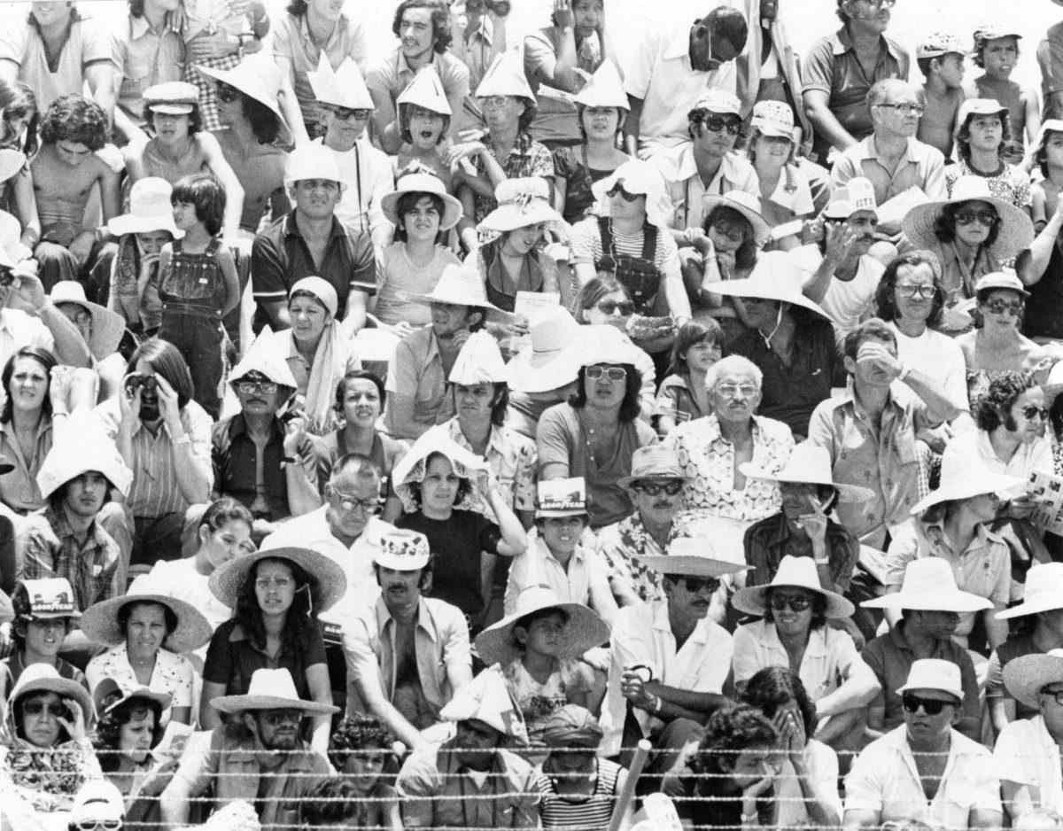 03/02/1974. Credito: Claudio/CB/D.A Press. Brasil. Brasilia - DF. Publico durante a inauguracao do Autodromo de Braslia. CB, 06/02/1974. Segundo caderno, capa; CB, Neg.: F 4662