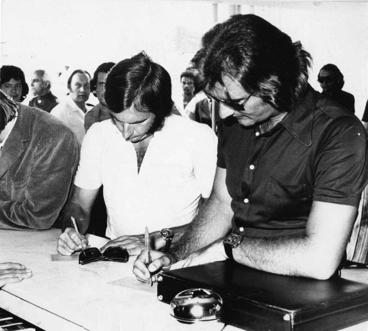 02/1974. Credito: Arquivo CB/D.A Press. Brasil. Brasilia - DF. Inauguracao do Autodromo de Braslia. Emerson Fittipaldi e Wilson Fittipaldi. CB, 03/02/1974. Primeiro caderno, p. 24; CB, Neg.: F 4662;