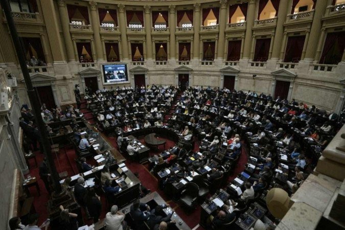 Os legisladores debatem o 'projeto geral' de reformas econômicas do governo no Congresso em Buenos Aires em 2 de fevereiro de 2024. - (crédito: Juan Mabromata / AFP) Os legisladores debatem o 'projeto geral' de reformas econômicas do governo no Congresso em Buenos Aires em 2 de fevereiro de 2024. - (crédito: Juan Mabromata / AFP)