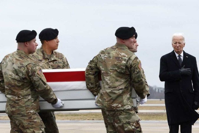 Biden diante do caixão de Kennedy Sanders, morto no ataque à Jordânia, na Base Aérea de Dover, em Dellaware  -  (crédito: Kevin Dietsch/Getty Images/AFP)